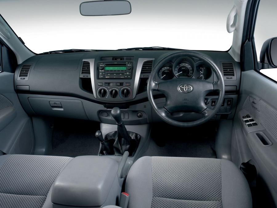  Toyota Hilux Double Cab 2005 года  (ZA) (фото 4 из 8)